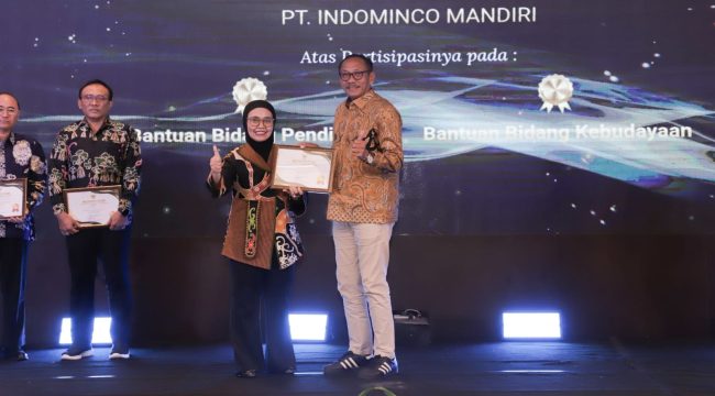 Wali Kota Bontang Neni Moerniaeni (kiri) saat menyerahkan piagam penghargaan TJSLP Award 2025 di Makassar, Kamis (20/8/2026). (Foto: Iqbal/ Prokompim Bontang)