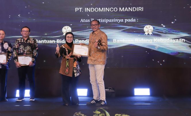 
					Wali Kota Bontang Neni Moerniaeni (kiri) saat menyerahkan piagam penghargaan TJSLP Award 2025 di Makassar, Kamis (20/8/2026). (Foto: Iqbal/ Prokompim Bontang)