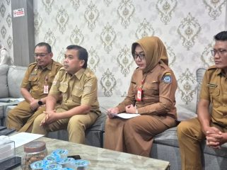 Konferensi pers terkait hasil penyelidikan epidemologi dugaan penyebab keracunan massal menu MBG pada 5 Agustus lalu dipimpin Wawali Bontang Agus Haris dan Kadinkes Bontang dr. Totoek Pribadi Ekowati, Senin (10/8/2026). (Foto: Qadlie)