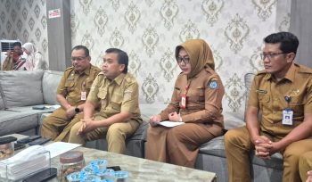 Konferensi pers terkait hasil penyelidikan epidemologi dugaan penyebab keracunan massal menu MBG pada 5 Agustus lalu dipimpin Wawali Bontang Agus Haris dan Kadinkes Bontang dr. Totoek Pribadi Ekowati, Senin (10/8/2026). (Foto: Qadlie)