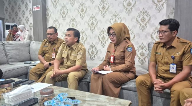 Konferensi pers terkait hasil penyelidikan epidemologi dugaan penyebab keracunan massal menu MBG pada 5 Agustus lalu dipimpin Wawali Bontang Agus Haris dan Kadinkes Bontang dr. Totoek Pribadi Ekowati, Senin (10/8/2026). (Foto: Qadlie)