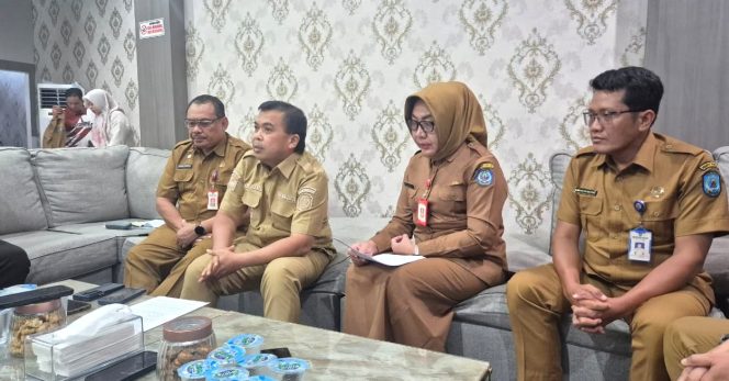 
					Konferensi pers terkait hasil penyelidikan epidemologi dugaan penyebab keracunan massal menu MBG pada 5 Agustus lalu dipimpin Wawali Bontang Agus Haris dan Kadinkes Bontang dr. Totoek Pribadi Ekowati, Senin (10/8/2026). (Foto: Qadlie)