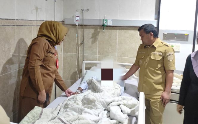 
					Kunjungan Wawali didampingi Sekda dan Kepala Dinkes Bontang memantau kondisi siswa vidatra di RS Badak LNG (Foto: Bambang)