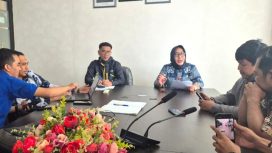 Kadinkes Bontang dr. Toetoek Pribadi (kanan) dalam keterangan pers terkait kematian anak 6 tahun pasca perawatan di RSUD Taman Husada Bontang yang didiagnosis terjangkit DBD, Jumat (14/8/2026). (Foto: Qadlie)