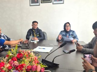 Kadinkes Bontang dr. Toetoek Pribadi (kanan) dalam keterangan pers terkait kematian anak 6 tahun pasca perawatan di RSUD Taman Husada Bontang yang didiagnosis terjangkit DBD, Jumat (14/8/2026). (Foto: Qadlie)