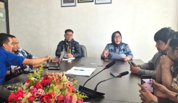 Kadinkes Bontang dr. Toetoek Pribadi (kanan) dalam keterangan pers terkait kematian anak 6 tahun pasca perawatan di RSUD Taman Husada Bontang yang didiagnosis terjangkit DBD, Jumat (14/8/2026). (Foto: Qadlie)