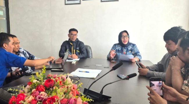Kadinkes Bontang dr. Toetoek Pribadi (kanan) dalam keterangan pers terkait kematian anak 6 tahun pasca perawatan di RSUD Taman Husada Bontang yang didiagnosis terjangkit DBD, Jumat (14/8/2026). (Foto: Qadlie)