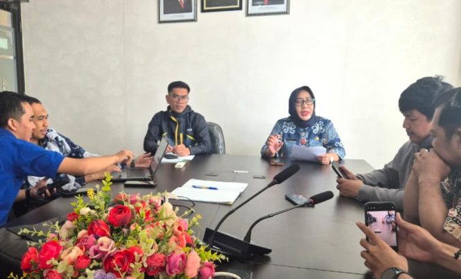 
					Kadinkes Bontang dr. Toetoek Pribadi (kanan) dalam keterangan pers terkait kematian anak 6 tahun pasca perawatan di RSUD Taman Husada Bontang yang didiagnosis terjangkit DBD, Jumat (14/8/2026). (Foto: Qadlie)