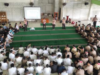 Sosialisasi PHBS kepada ratusan santri DHBS oleh SBH Bontang (Foto: Bambang)