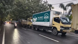 Antrean panjang mobil kampas dan trusck demi membeli BBM Solar di SPBU JalanCendrawasih.