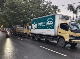 Antrean panjang mobil kampas dan trusck demi membeli BBM Solar di SPBU JalanCendrawasih.