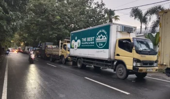 Antrean panjang mobil kampas dan trusck demi membeli BBM Solar di SPBU JalanCendrawasih.