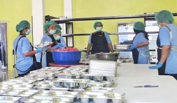 Pekerja atau relawan dapur SPPD di Kota Bontang. (Dok. Jurnalpijar.com)
