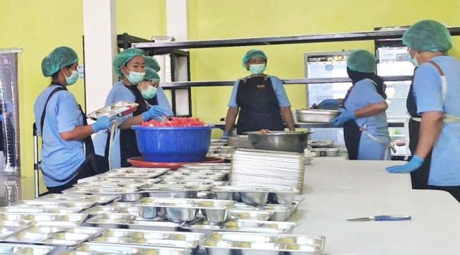 Pekerja atau relawan dapur SPPD di Kota Bontang. (Dok. Jurnalpijar.com)