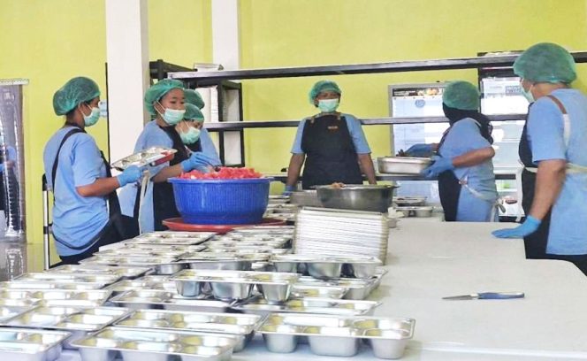 
					Pekerja atau relawan dapur SPPD di Kota Bontang. (Dok. Jurnalpijar.com)