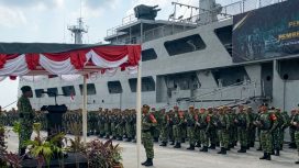 700 prajurit diberangkatkan ke Perbatasan Republik Indonesia dan Malaysia wilayah Kalimantan menggunakan kapal TNI KRI Tanjung Kambani-971 dari Kota Bontang. (Foto: Farid)

---
Sumber: TIMES INDONESIA
https://timesindonesia.co.id/peristiwa-daerah/607561/gunakan-kapal-kri-tanjung-kambani971-700-prajurit-tni-menuju-perbatasan-rimalaysia