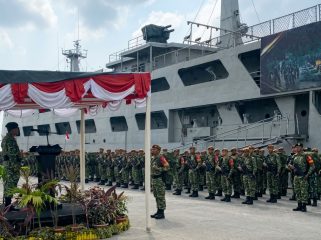 700 prajurit diberangkatkan ke Perbatasan Republik Indonesia dan Malaysia wilayah Kalimantan menggunakan kapal TNI KRI Tanjung Kambani-971 dari Kota Bontang. (Foto: Farid)

---
Sumber: TIMES INDONESIA
https://timesindonesia.co.id/peristiwa-daerah/607561/gunakan-kapal-kri-tanjung-kambani971-700-prajurit-tni-menuju-perbatasan-rimalaysia