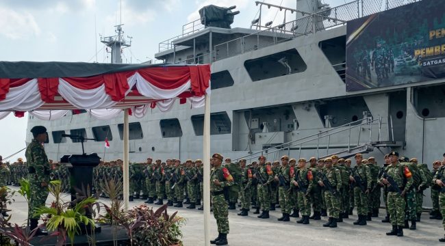 700 prajurit diberangkatkan ke Perbatasan Republik Indonesia dan Malaysia wilayah Kalimantan menggunakan kapal TNI KRI Tanjung Kambani-971 dari Kota Bontang. (Foto: Farid)

---
Sumber: TIMES INDONESIA
https://timesindonesia.co.id/peristiwa-daerah/607561/gunakan-kapal-kri-tanjung-kambani971-700-prajurit-tni-menuju-perbatasan-rimalaysia