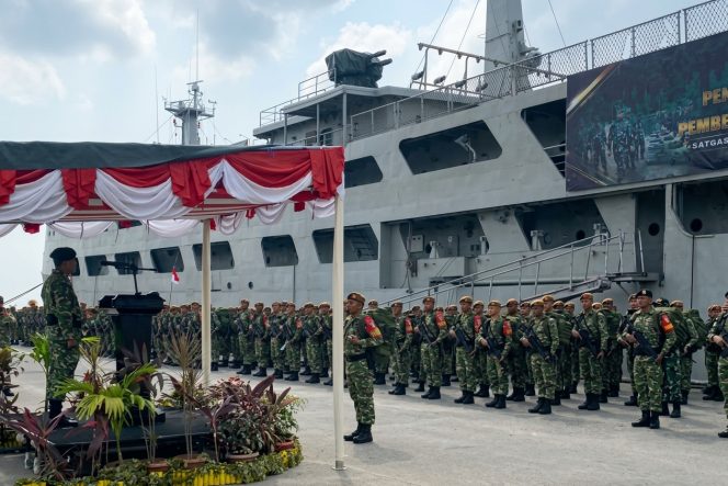 
					700 prajurit diberangkatkan ke Perbatasan Republik Indonesia dan Malaysia wilayah Kalimantan menggunakan kapal TNI KRI Tanjung Kambani-971 dari Kota Bontang. (Foto: Farid)

---
Sumber: TIMES INDONESIA
https://timesindonesia.co.id/peristiwa-daerah/607561/gunakan-kapal-kri-tanjung-kambani971-700-prajurit-tni-menuju-perbatasan-rimalaysia