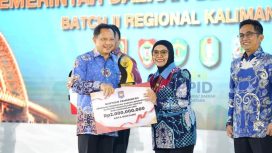 Menteri Dalam Negeri Tito Karnavian (kiri), menyerahkan penghargaan terbaik I kategori Pemerintah Daerah Pengelolaan Sampah dan Lingkungan Asri kepada Wali Kota Bontang, Kalimantan Timur Neni Moerniaeni (Foto: Dok. Prokompim Kota Bontang)