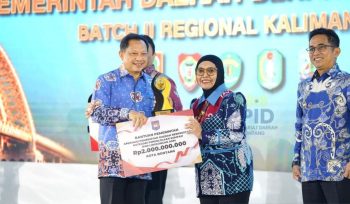 Menteri Dalam Negeri Tito Karnavian (kiri), menyerahkan penghargaan terbaik I kategori Pemerintah Daerah Pengelolaan Sampah dan Lingkungan Asri kepada Wali Kota Bontang, Kalimantan Timur Neni Moerniaeni (Foto: Dok. Prokompim Kota Bontang)