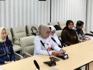 Kadinkes Bontang dr. Toetoek Pribadi Ekowati pada pembukaan Pendampingan Teknis dan Assessment Sertifikasi Kader Posyandu bersama Tim Kerja Kemenkes RI. (Foto: Bambang)