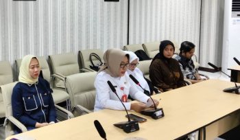 Kadinkes Bontang dr. Toetoek Pribadi Ekowati pada pembukaan Pendampingan Teknis dan Assessment Sertifikasi Kader Posyandu bersama Tim Kerja Kemenkes RI. (Foto: Bambang)