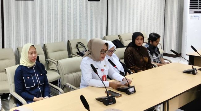 Kadinkes Bontang dr. Toetoek Pribadi Ekowati pada pembukaan Pendampingan Teknis dan Assessment Sertifikasi Kader Posyandu bersama Tim Kerja Kemenkes RI. (Foto: Bambang)
