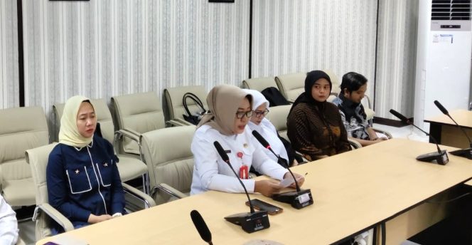 
					Kadinkes Bontang dr. Toetoek Pribadi Ekowati pada pembukaan Pendampingan Teknis dan Assessment Sertifikasi Kader Posyandu bersama Tim Kerja Kemenkes RI. (Foto: Bambang)