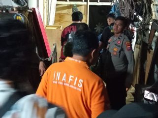 Tim Inafis dari sejumlah petugas dari Polres Bontang saat di TKP penemuan jenazah pria tergantung tali di kawasan Bontang Kuala, Sabtu (19/9/2026). (Foto: Irwan/jurnalpijar.com)