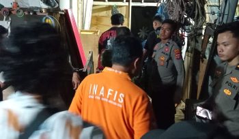 Tim Inafis dari sejumlah petugas dari Polres Bontang saat di TKP penemuan jenazah pria tergantung tali di kawasan Bontang Kuala, Sabtu (19/9/2026). (Foto: Irwan/jurnalpijar.com)