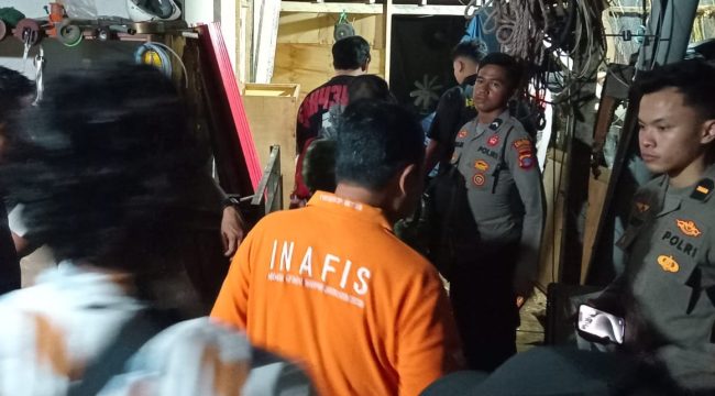 Tim Inafis dari sejumlah petugas dari Polres Bontang saat di TKP penemuan jenazah pria tergantung tali di kawasan Bontang Kuala, Sabtu (19/9/2026). (Foto: Irwan/jurnalpijar.com)