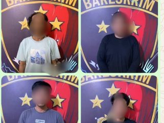 Keempat diduga tersangka pencurian kabel di stockpile PT Hutama Karya di Penajam Paser Utara, Kaltim, usai diamankan kepolisian. (Foto: Bareskrim Polres PPU)