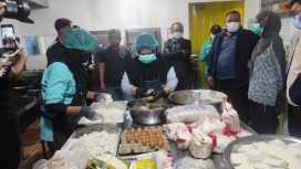 Wawali Bontang Agus Haris dan sejumlah jajarannya meninjau langsung dapur SPPG di wilayah Kecamatan Bontang Selatan. (Bambang/Jurnalpijar)