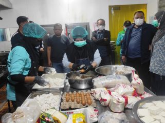 Wawali Bontang Agus Haris dan sejumlah jajarannya meninjau langsung dapur SPPG di wilayah Kecamatan Bontang Selatan. (Bambang/Jurnalpijar)