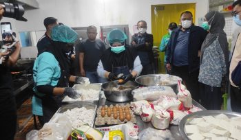 Wawali Bontang Agus Haris dan sejumlah jajarannya meninjau langsung dapur SPPG di wilayah Kecamatan Bontang Selatan. (Bambang/Jurnalpijar)