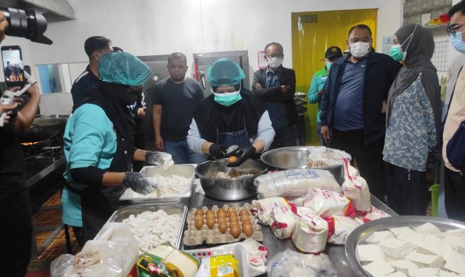 
					Wawali Bontang Agus Haris dan sejumlah jajarannya meninjau langsung dapur SPPG di wilayah Kecamatan Bontang Selatan. (Bambang/Jurnalpijar)