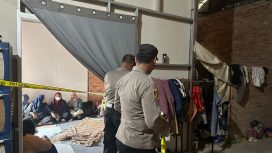 Kepolisian melakukan pemeriksaan lokasi tempat pelajar berinisial NJ ditemukan tewas tergantung. (Ist/Polsek Balikpapan Timur)

