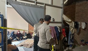 Kepolisian melakukan pemeriksaan lokasi tempat pelajar berinisial NJ ditemukan tewas tergantung. (Ist/Polsek Balikpapan Timur)

