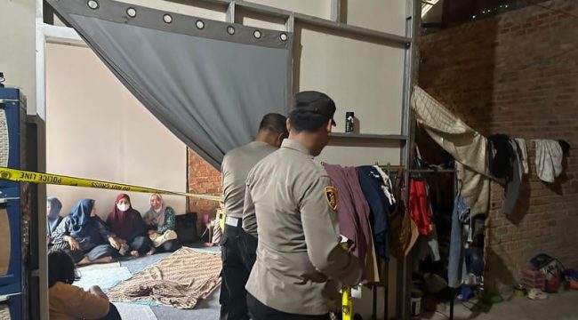 Kepolisian melakukan pemeriksaan lokasi tempat pelajar berinisial NJ ditemukan tewas tergantung. (Ist/Polsek Balikpapan Timur)

