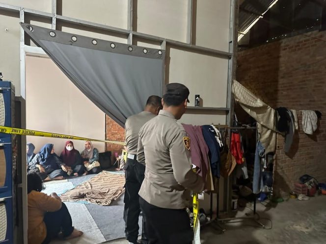 
					Kepolisian melakukan pemeriksaan lokasi tempat pelajar berinisial NJ ditemukan tewas tergantung. (Ist/Polsek Balikpapan Timur)

