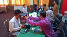 Tim Dukcapil Goes To Scholl bersama Tim Kecamatan melakukan perekaman biometrik KTP-el  di MAN Bontang