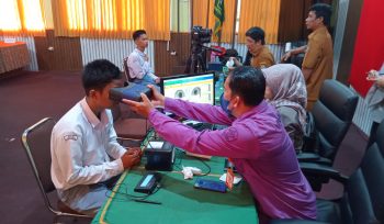 Tim Dukcapil Goes To Scholl bersama Tim Kecamatan melakukan perekaman biometrik KTP-el  di MAN Bontang