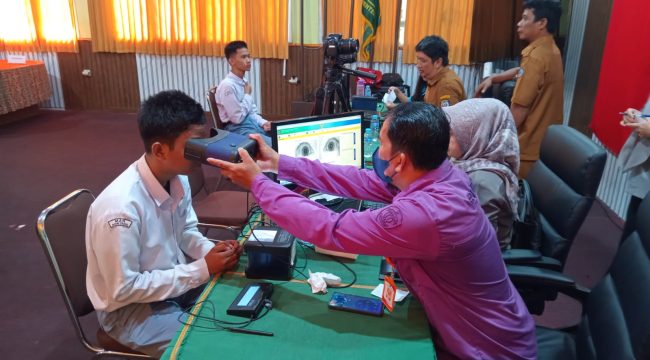 Tim Dukcapil Goes To Scholl bersama Tim Kecamatan melakukan perekaman biometrik KTP-el  di MAN Bontang