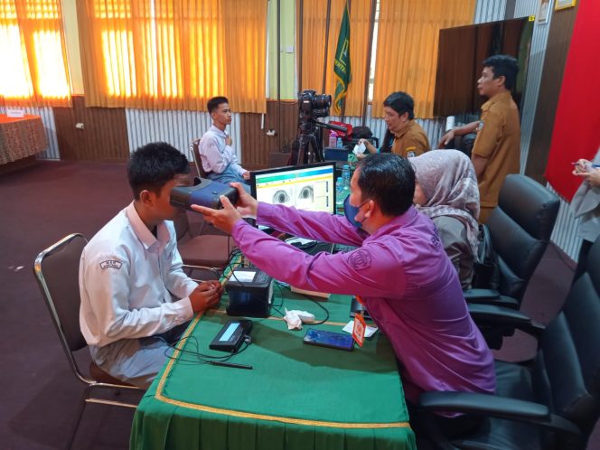 
					Tim Dukcapil Goes To Scholl bersama Tim Kecamatan melakukan perekaman biometrik KTP-el  di MAN Bontang
