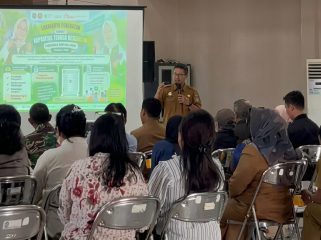 Kepala Puskesmas Bontang Barat dr. Muhammad Irzal Wijaya, M.Kes. saat menyampaikan presentasi pada Lokakarya Lintas Sektor TW III 2026 di BPU Kecamatan Bontang Barat, Selasa (29/9/2026). (Lia/jurnalpijar.com)