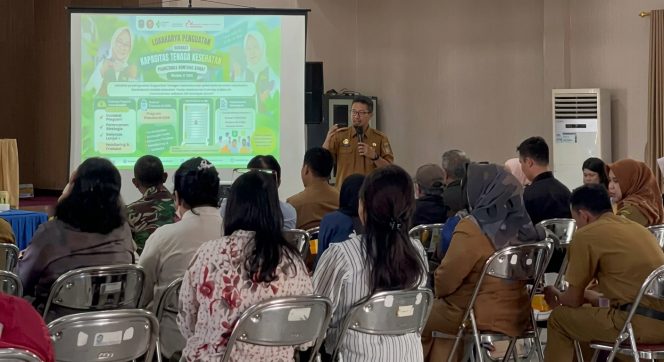 
					Kepala Puskesmas Bontang Barat dr. Muhammad Irzal Wijaya, M.Kes. saat menyampaikan presentasi pada Lokakarya Lintas Sektor TW III 2026 di BPU Kecamatan Bontang Barat, Selasa (29/9/2026). (Lia/jurnalpijar.com)