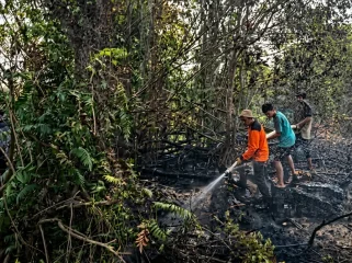 Tim gabungan melakukan pemadaman kebakaran sampah kering di tempat pembuangan sampah Desa Marah Haloq, Kecamatan Telen, Kabupaten Kutai Timur, Api berhasil dipadamkan sekitar pukul 17.00 WITA setelah membakar area sekitar 0,5 hektare.