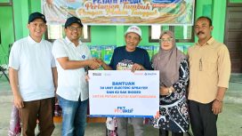 Penyerahan bantuan alat pertanian dan produk biodekomposer unggulan Pupuk Kaltim kepada petani di Kecamatan Marangkayu, Kukar, Minggu (4/10/2026). 