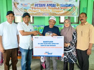 Penyerahan bantuan alat pertanian dan produk biodekomposer unggulan Pupuk Kaltim kepada petani di Kecamatan Marangkayu, Kukar, Minggu (4/10/2026). 
